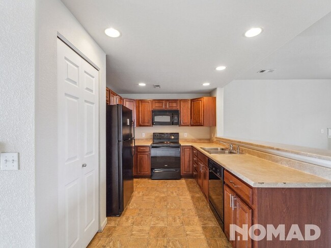 Building Photo - 3 Bedroom Condo in Denver