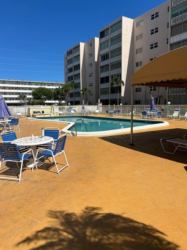 Building Photo - 500 NE 12th Ave