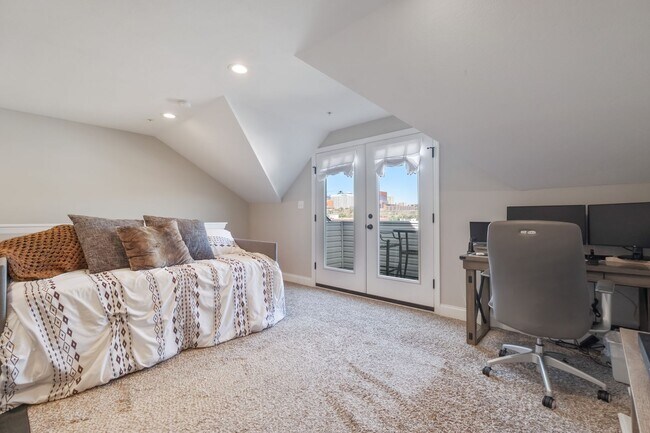 Building Photo - Luxury 3-Bedroom, 4-Bathroom House in Sout...