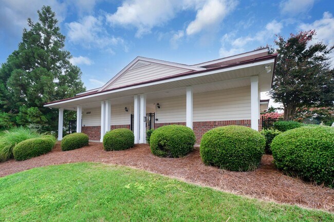 Building Photo - Beautiful Condo Minutes from Ballantyne wi...