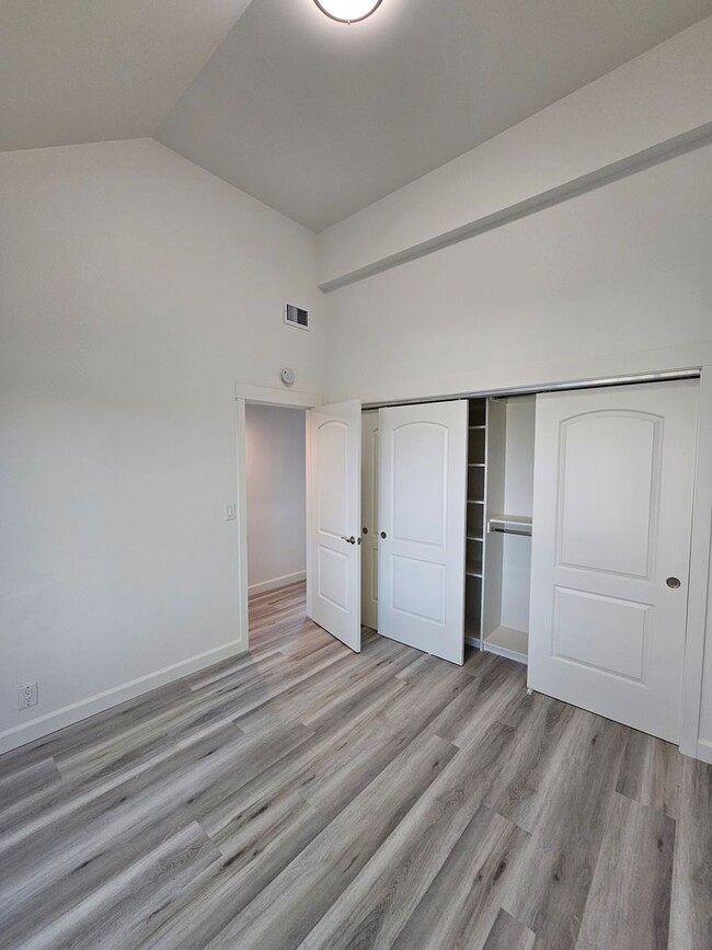 Building Photo - Gorgeous COMLETELY RENOVATED 3 Bed/2.5 Bat...