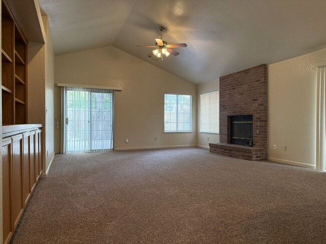 Building Photo - Adorbs 3/2 available NOW!!!