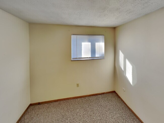 Building Photo - 94 E 18th Ave
