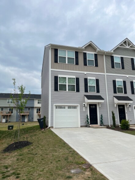 Building Photo - 206 Maple Frg Trl