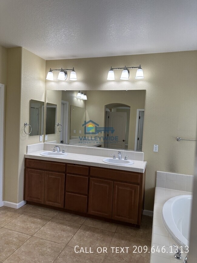 Building Photo - 2704 Acapulco Way