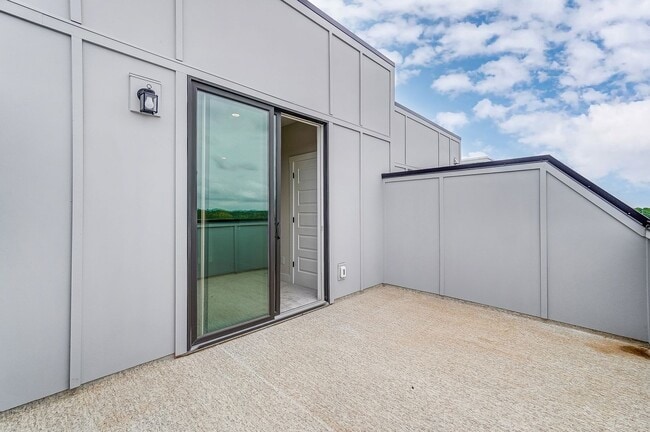 Building Photo - 3 Bedroom Townhome minutes from South End!