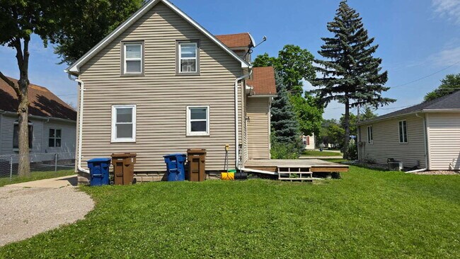 Building Photo - Large 2 bedroom Duplex- LOWER
