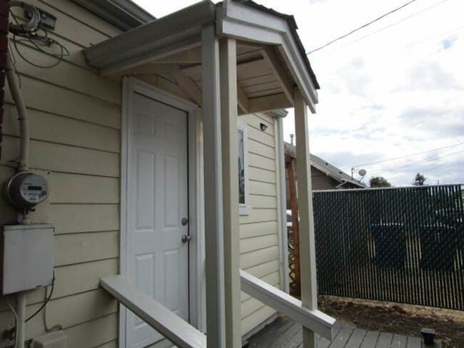 Building Photo - 2 Bedroom, 1 Bathroom Tacoma Home