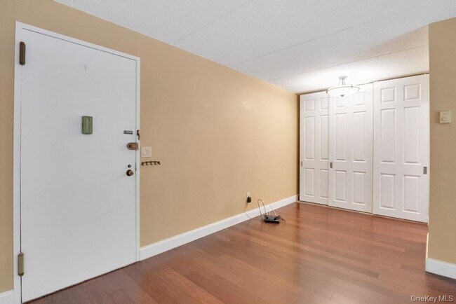 Building Photo - 128 Colonial Pkwy