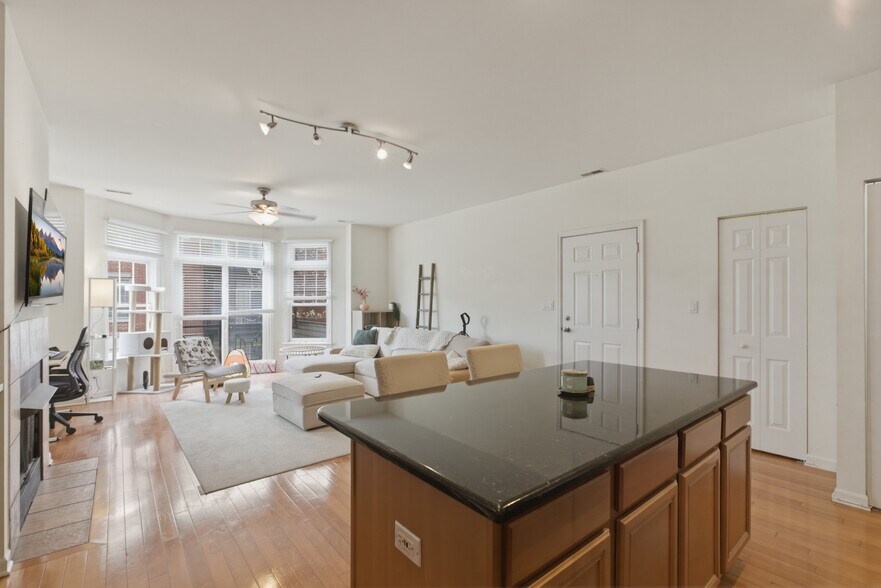 Building Photo - 808 W University Ln