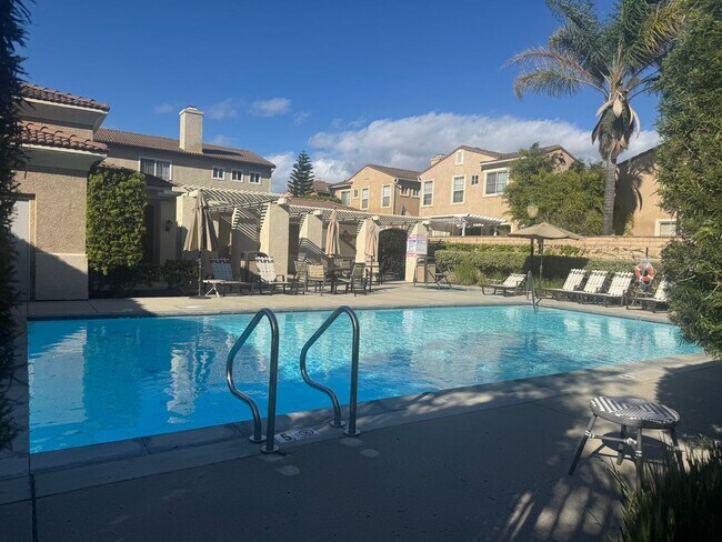 Building Photo - Stunning Sanctuary Awaits