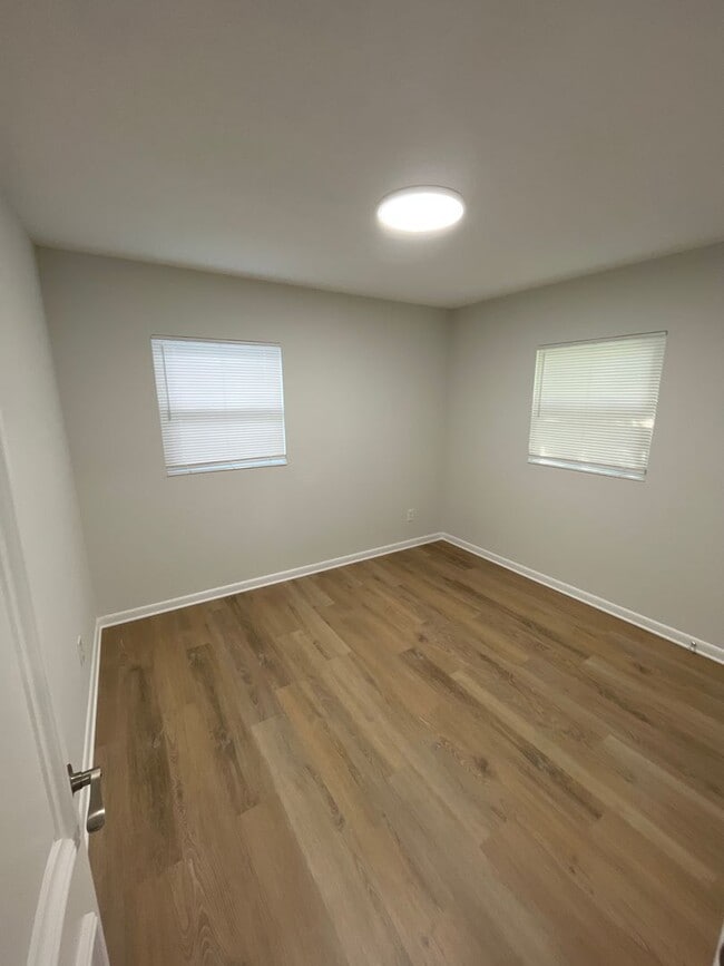 Building Photo - 126-132 E Harding St