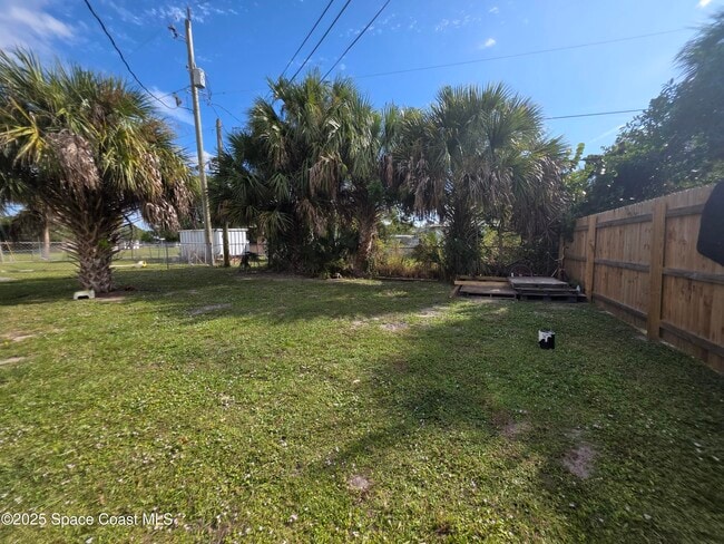 Building Photo - 747 E University Blvd