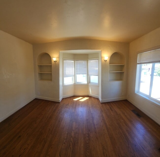 Building Photo - 7 Bedroom 3 bath home close to POLY!!!!