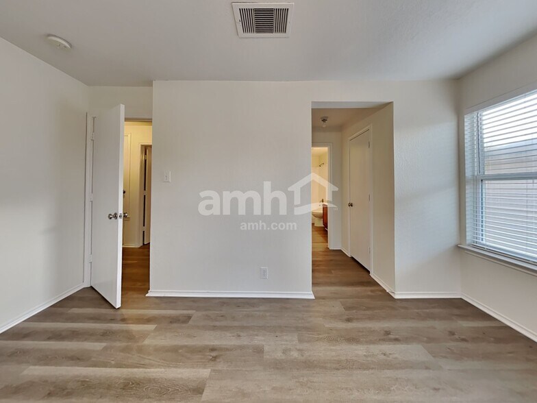 Building Photo - 825 Barrel Point