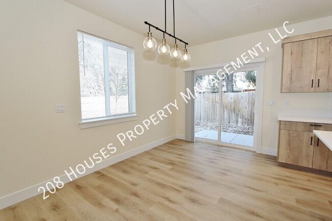 Building Photo - Immaculate Main-Level Apartment *75% Off F...