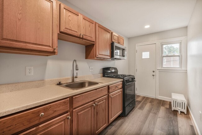 Building Photo - Newly Renovated 5BR/2BA Row home
