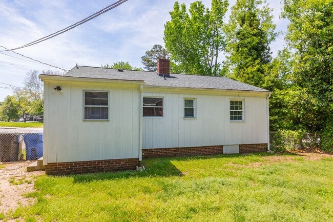 Building Photo - Adorable home in Kernersville!