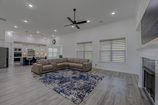 Building Photo - 6421 Wrenley Cv