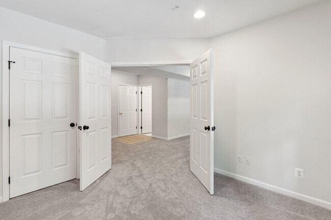 Building Photo - Beautiful 3-level colonial-style town home...