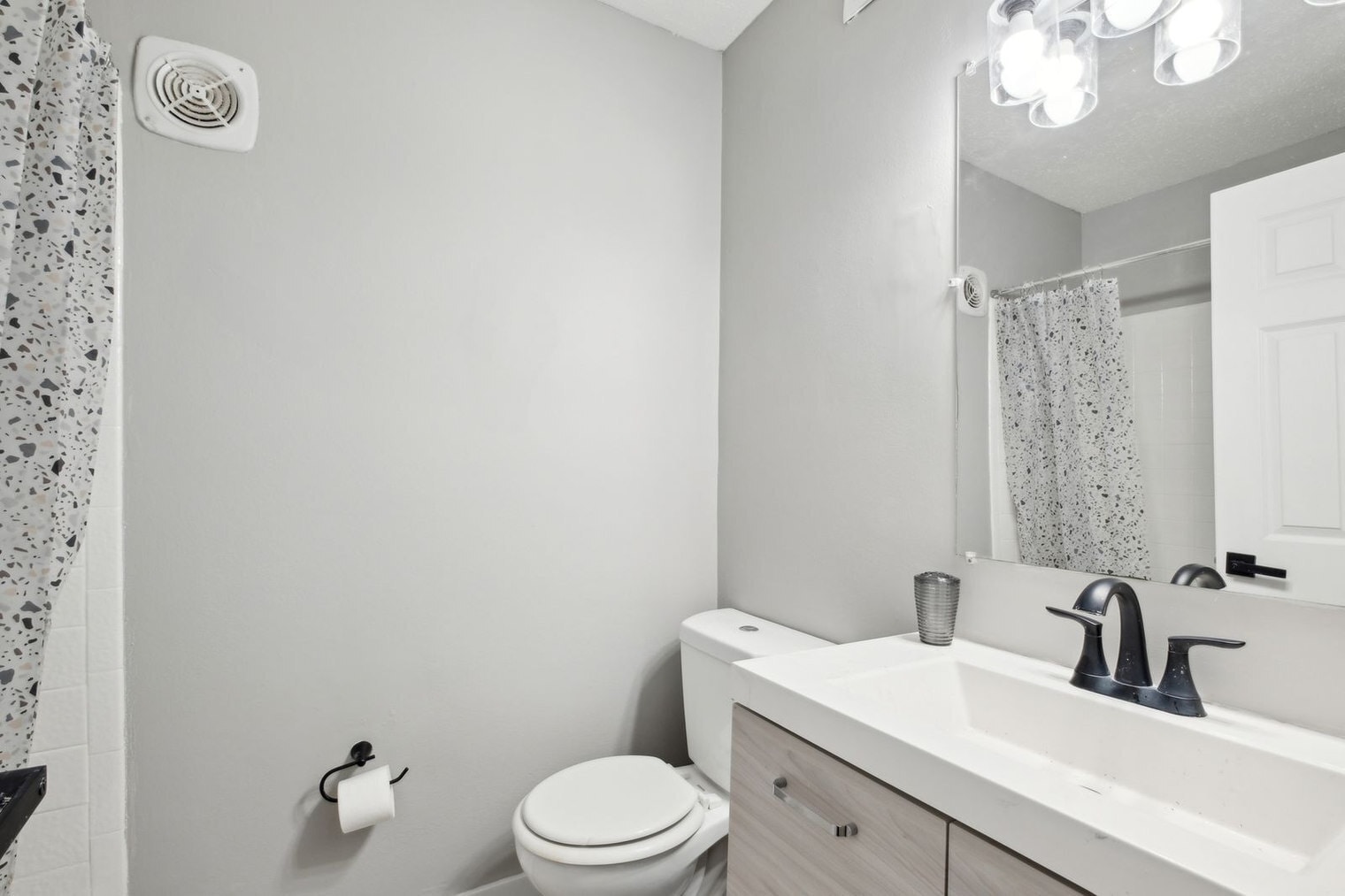 Building Photo - 600 Whispering Hills Dr