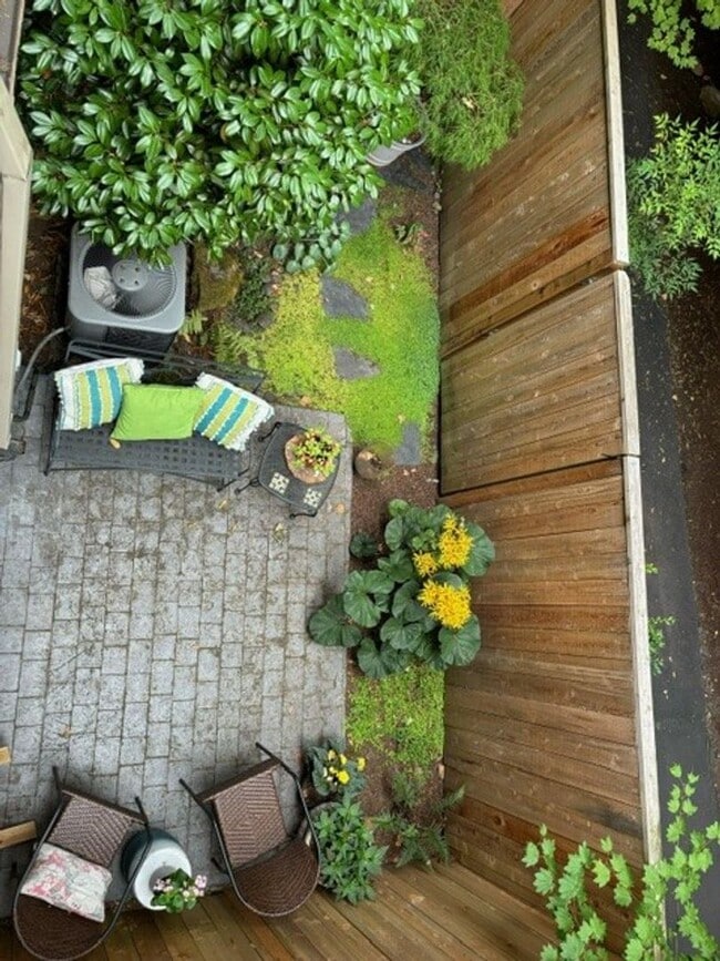 Building Photo - Beautiful Lake Oswego Newer Townhome Walki...
