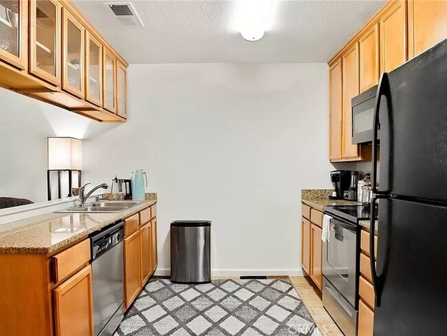 Building Photo - Check out the video! 3 Bedroom 2 Bath Cond...