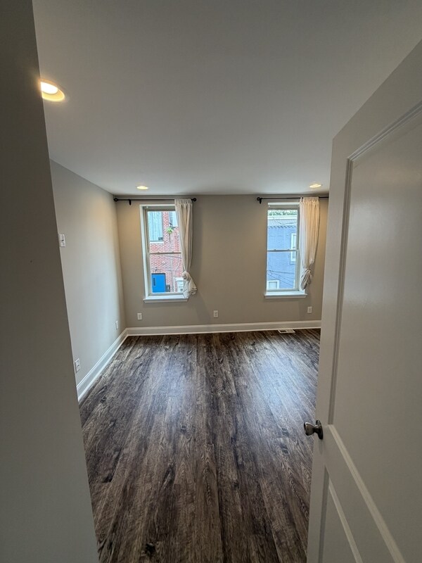 Building Photo - 2733 Latona St
