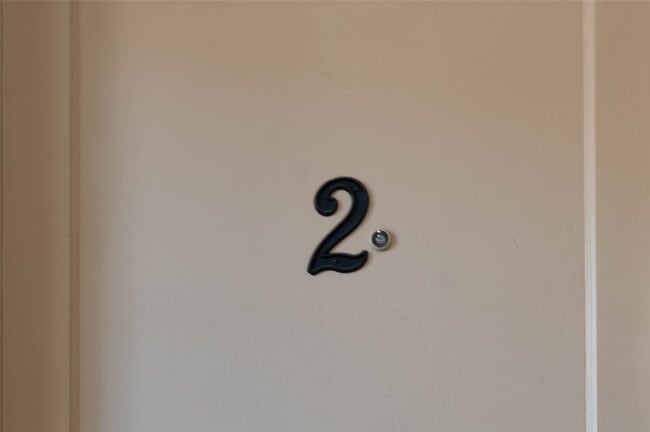 Building Photo - 405 W Clay St