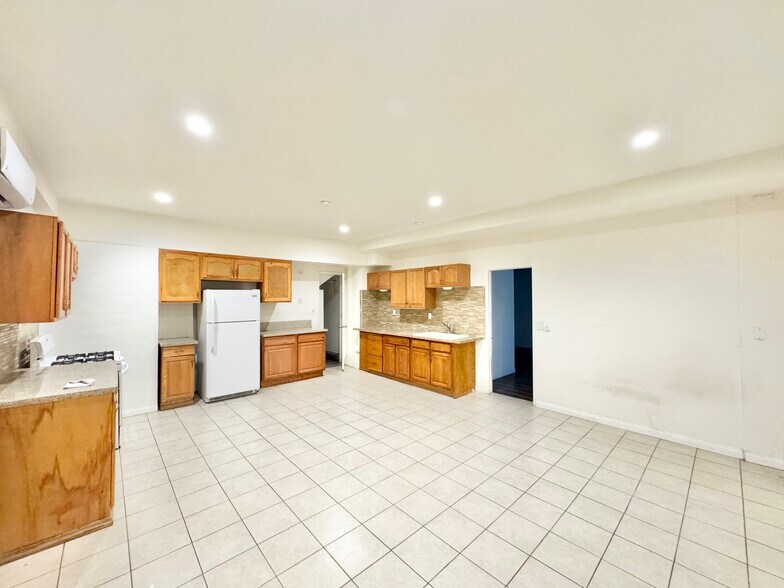 Building Photo - 1023 Larch St