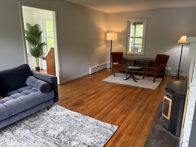 Building Photo - 4 Bedroom Colonial Home in Williamstown