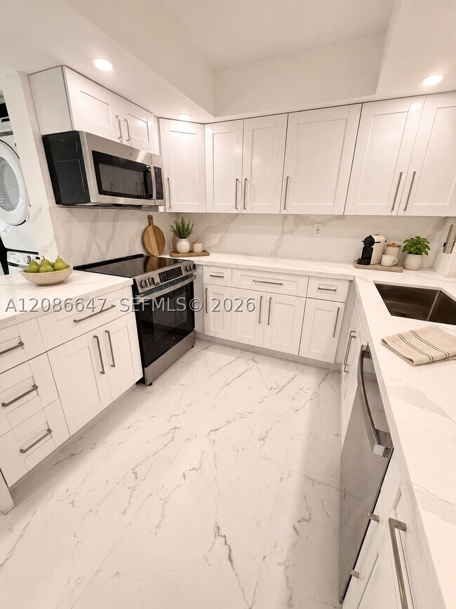 Building Photo - 1811 Sabal Palm Dr