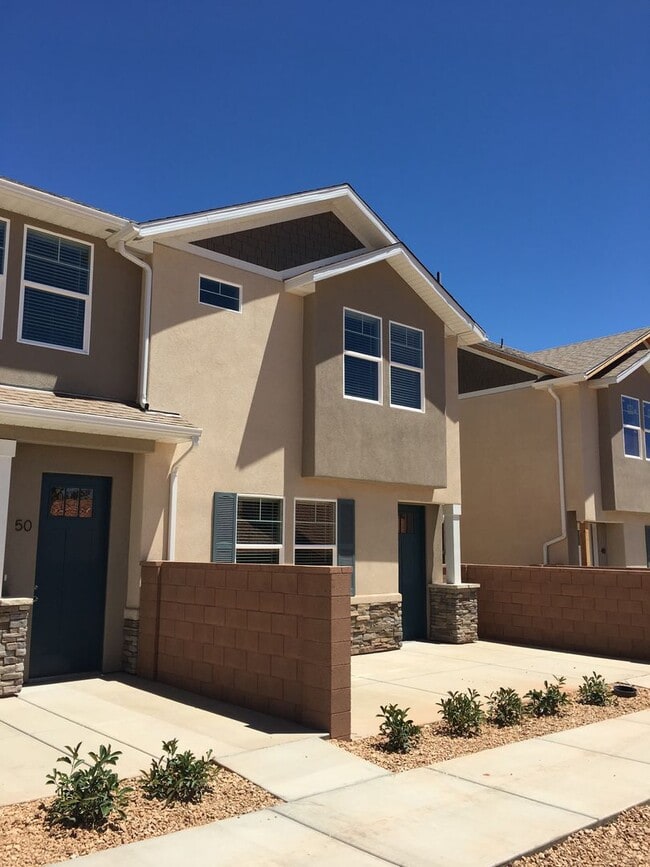 Building Photo - 3 bed 2 bath Townhome for rent, small dog allowed!