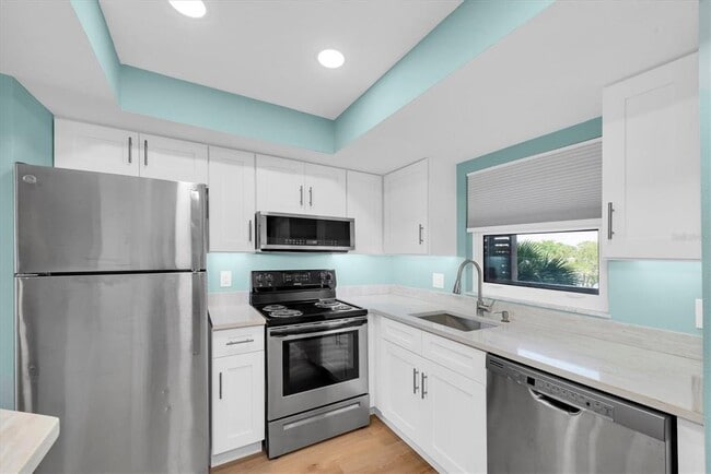 Building Photo - 7050 Sunset Dr S