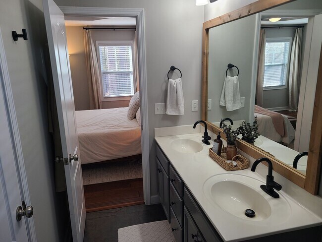 Building Photo - 3 Bedroom, 2 bath home located in The Land...