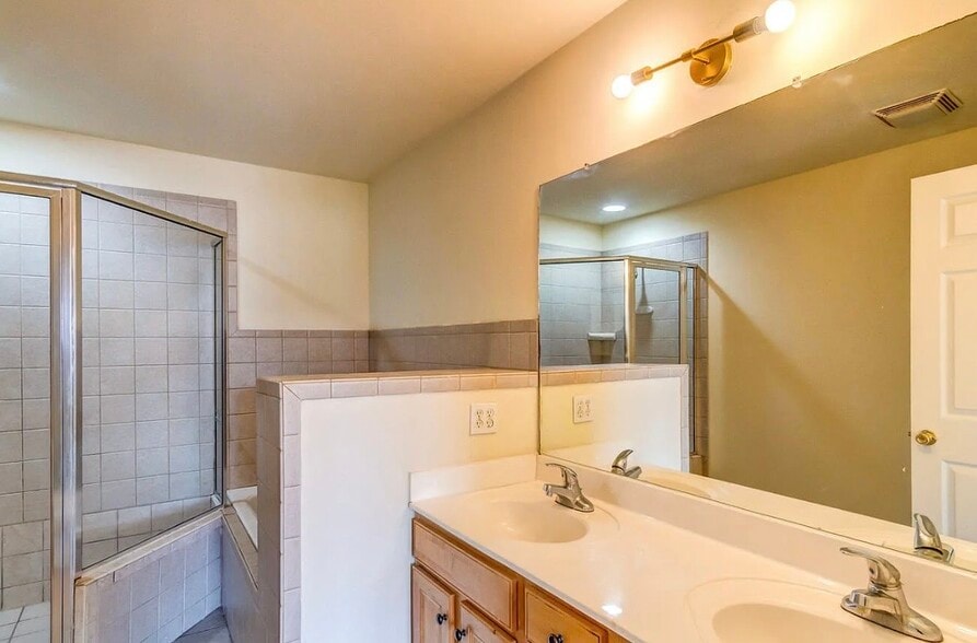 Building Photo - 578 Hampton Way