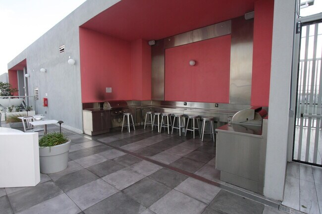 Building Photo - 2000 Metropica Wy