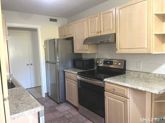 Building Photo - 725 Heritage Vlg