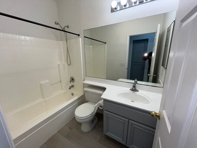 Building Photo - 3 Bed | 2 Bath | 1330SF | Tenant Pays $200...