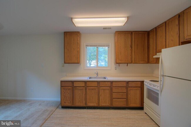 Building Photo - 5105 Shore Dr