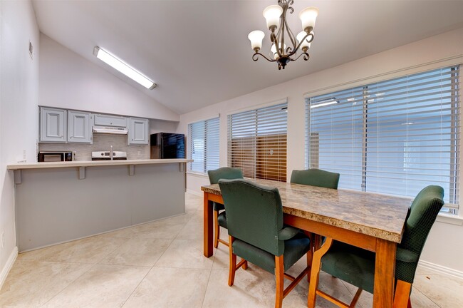 Building Photo - 10703 Highland Woods Dr