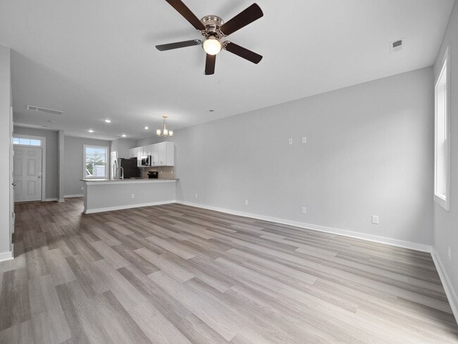 Building Photo - Large 3 story townhome near beach with community POOL and GYM!