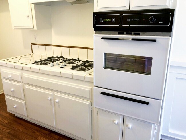 Building Photo - Large, spacious and bright 1bd/1ba central to everything!