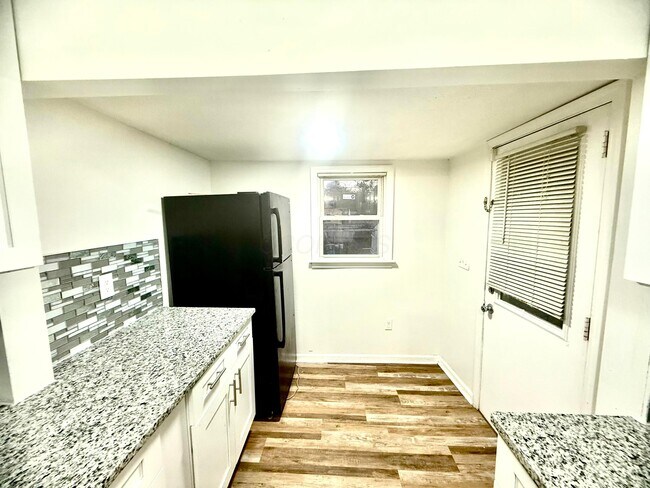 Building Photo - 1715 Thomas Ave