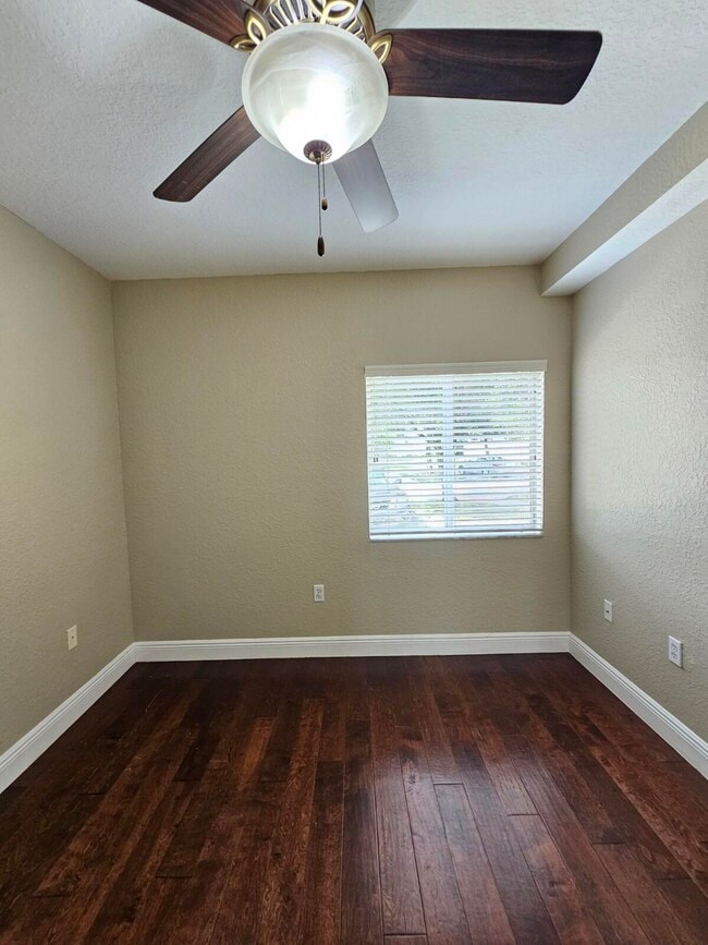Building Photo - 1049 Golden Lakes Blvd