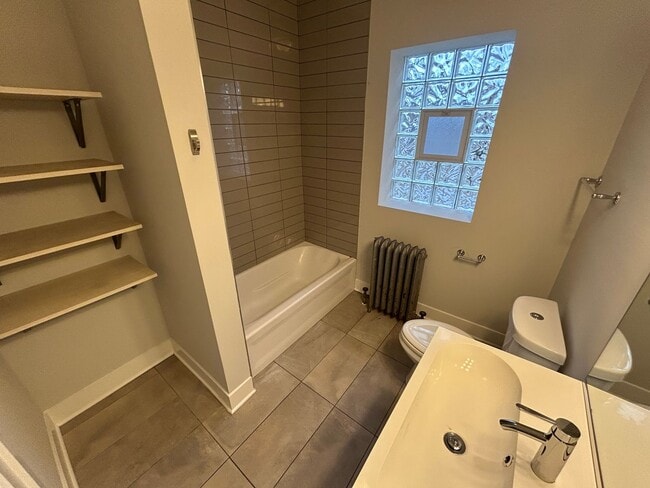 Building Photo - 2157 N Avers Ave