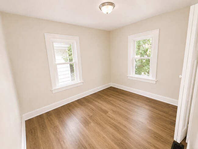 Building Photo - 427 S Richardson Ave