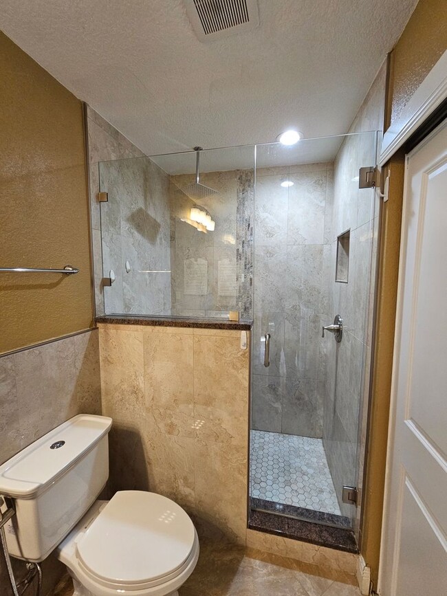 Building Photo - 3 bedroom 2 bath furnished & remodeled hom...