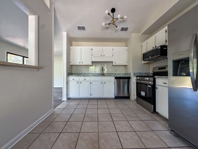 Building Photo - Beautifully Updated 3 Bed 2 Bath Home