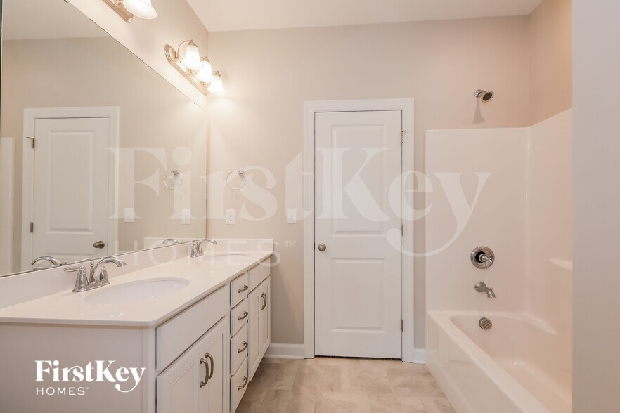 Building Photo - 3207 Elmwood Dr